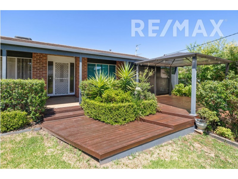 12 Avon Avenue, Lake Albert NSW 2650
