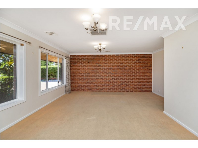 12 Avon Avenue, Lake Albert NSW 2650