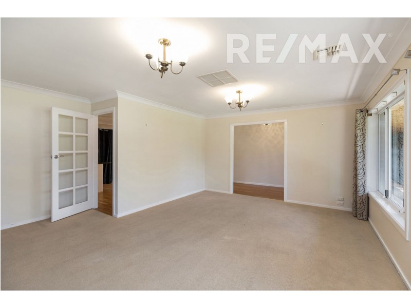 12 Avon Avenue, Lake Albert NSW 2650