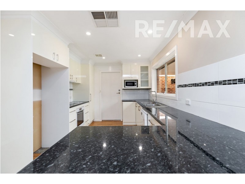 12 Avon Avenue, Lake Albert NSW 2650