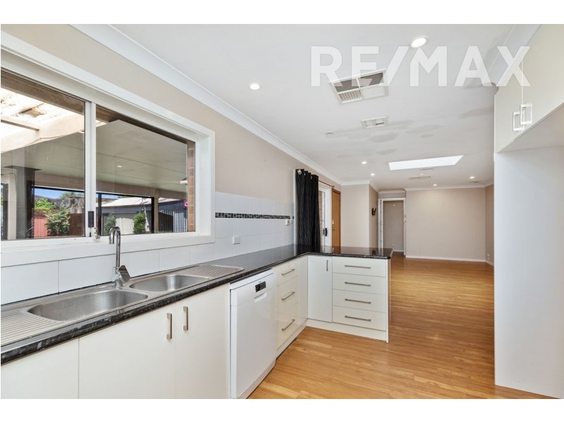 12 Avon Avenue, Lake Albert NSW 2650