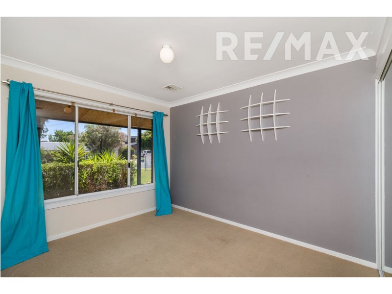 12 Avon Avenue, Lake Albert NSW 2650