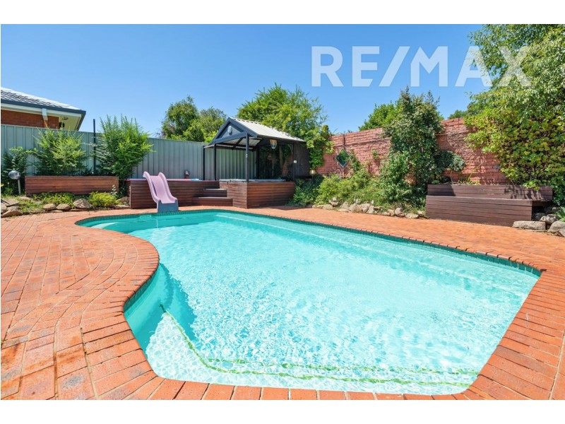 12 Avon Avenue, Lake Albert NSW 2650