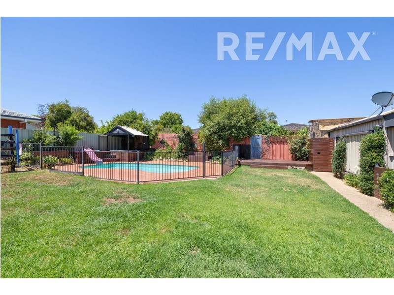 12 Avon Avenue, Lake Albert NSW 2650