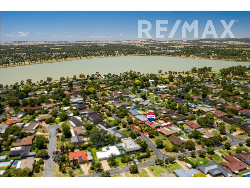12 Avon Avenue, Lake Albert NSW 2650