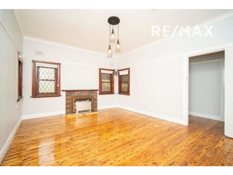 11 Heath Street, Turvey Park NSW 2650
