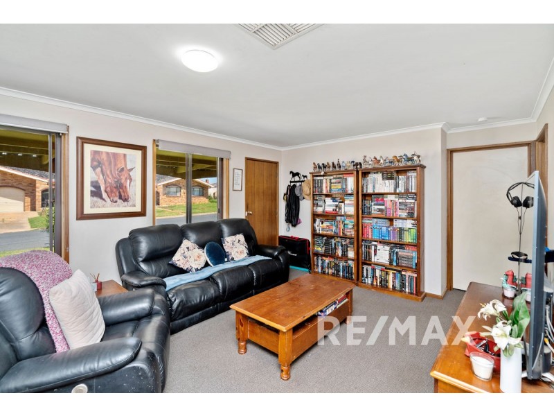 6 Gregory Crescent, Lake Albert NSW 2650