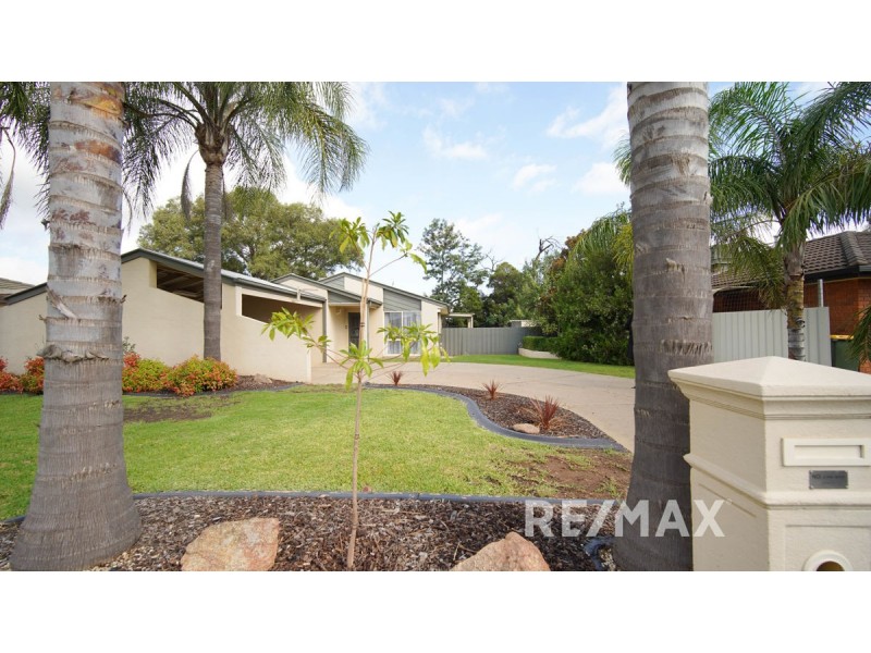 18 Truscott Drive, Ashmont NSW 2650