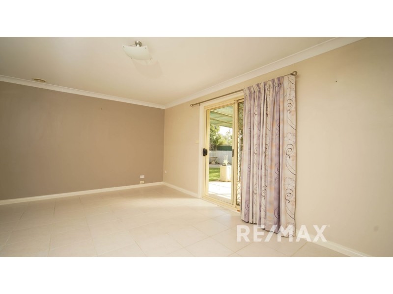 18 Truscott Drive, Ashmont NSW 2650