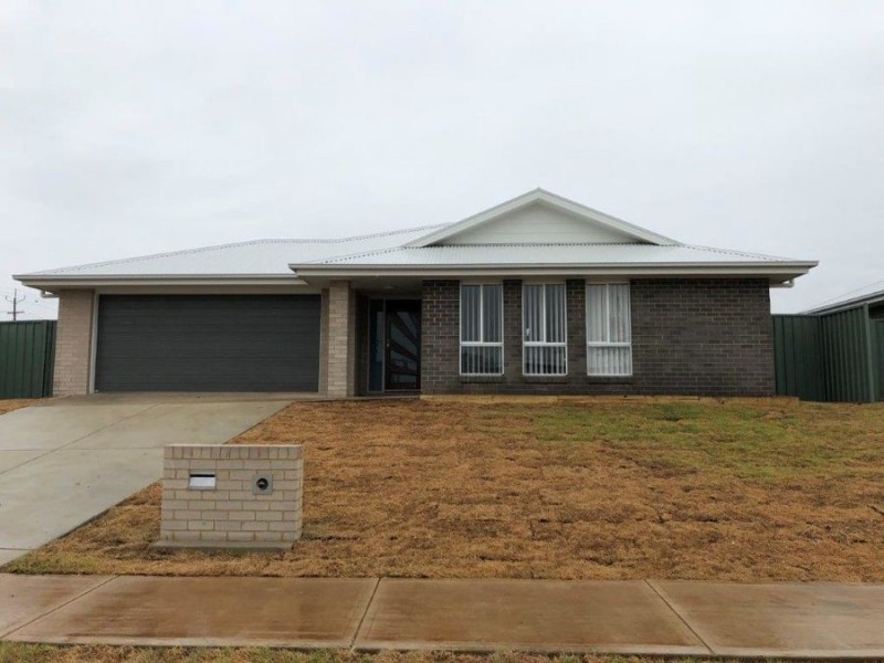 3 Hazelwood Drive, Forest Hill NSW 2651