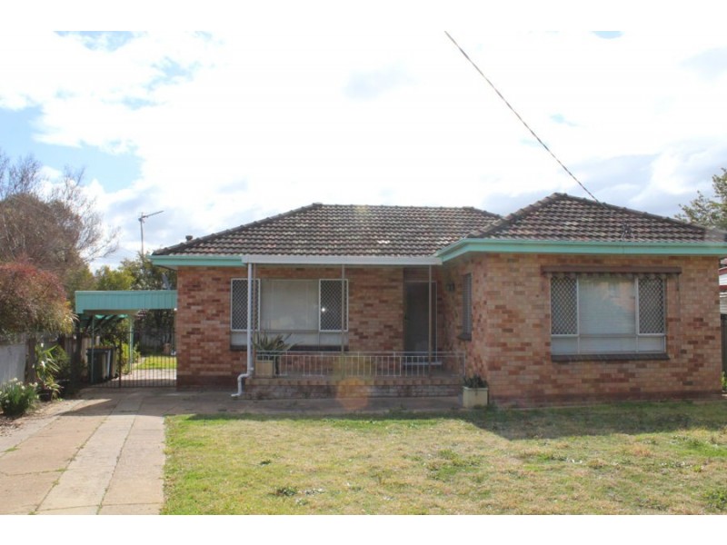 8 Manoora Avenue, Mount Austin NSW 2650