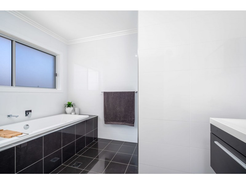 42 Brindabella Drive, Tatton NSW 2650