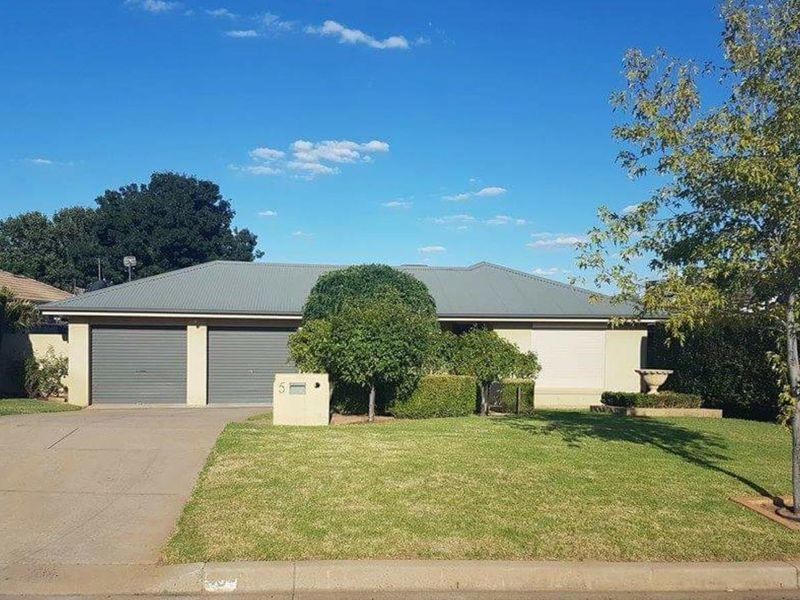 5 Willang Crescent, Glenfield Park NSW 2650