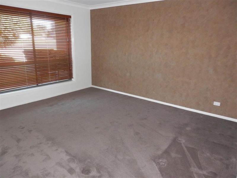 5 Willang Crescent, Glenfield Park NSW 2650