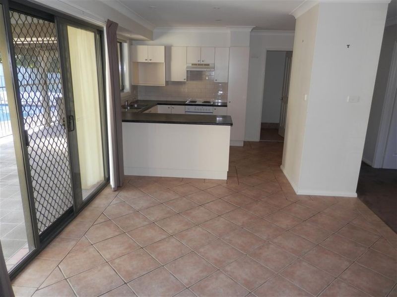 5 Willang Crescent, Glenfield Park NSW 2650