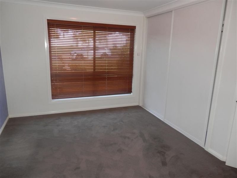 5 Willang Crescent, Glenfield Park NSW 2650