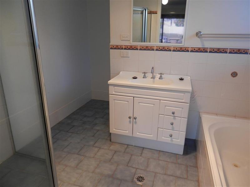 5 Willang Crescent, Glenfield Park NSW 2650