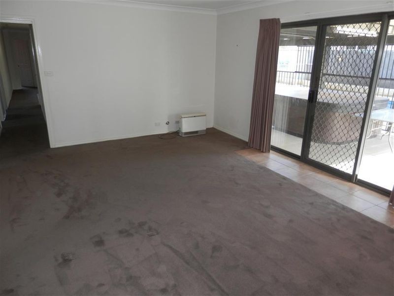 5 Willang Crescent, Glenfield Park NSW 2650