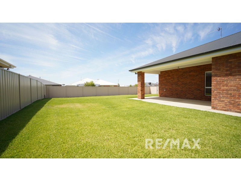 11 Wallaby Street, Gobbagombalin NSW 2650