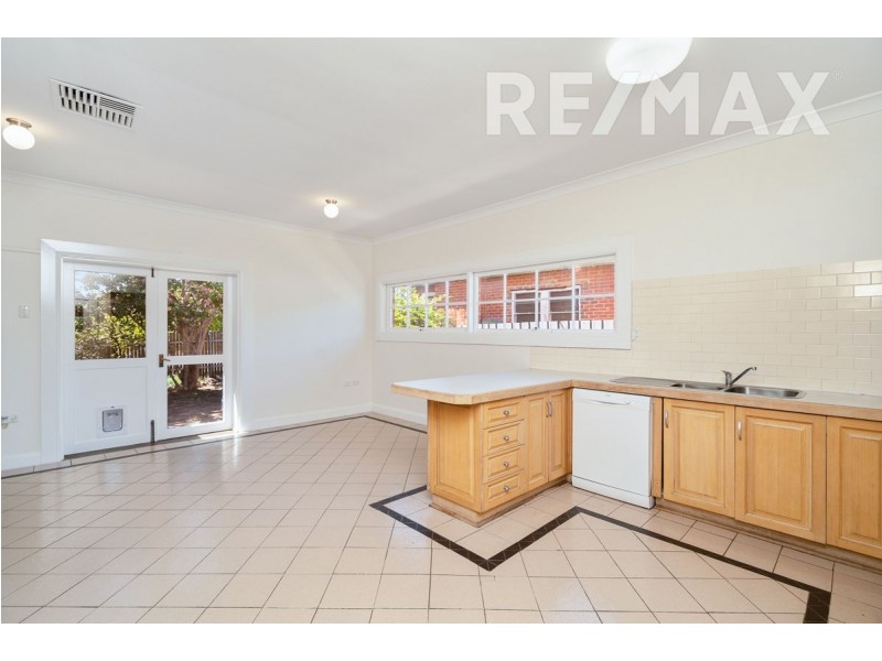 35 Bluett Crescent, Turvey Park NSW 2650