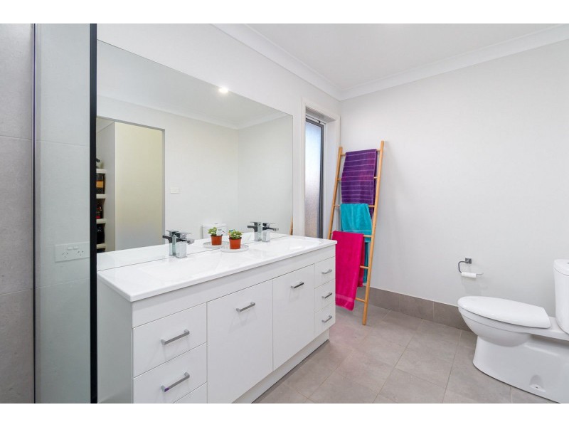 26 Barton Avenue, Lloyd NSW 2650