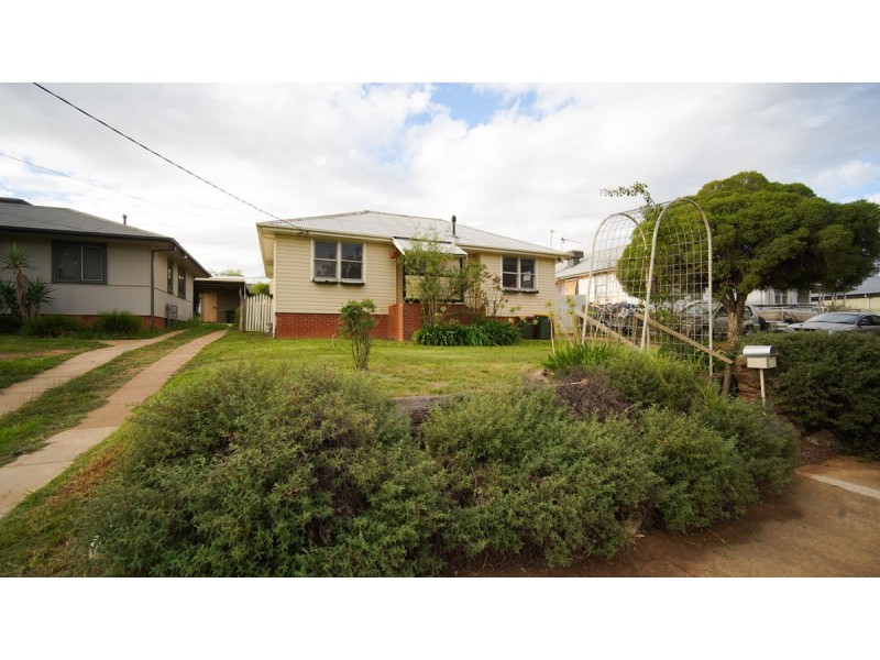 27 Gilmore Avenue, Mount Austin NSW 2650