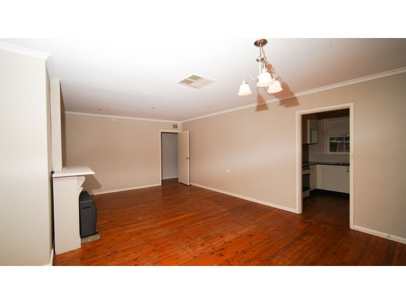 27 Gilmore Avenue, Mount Austin NSW 2650