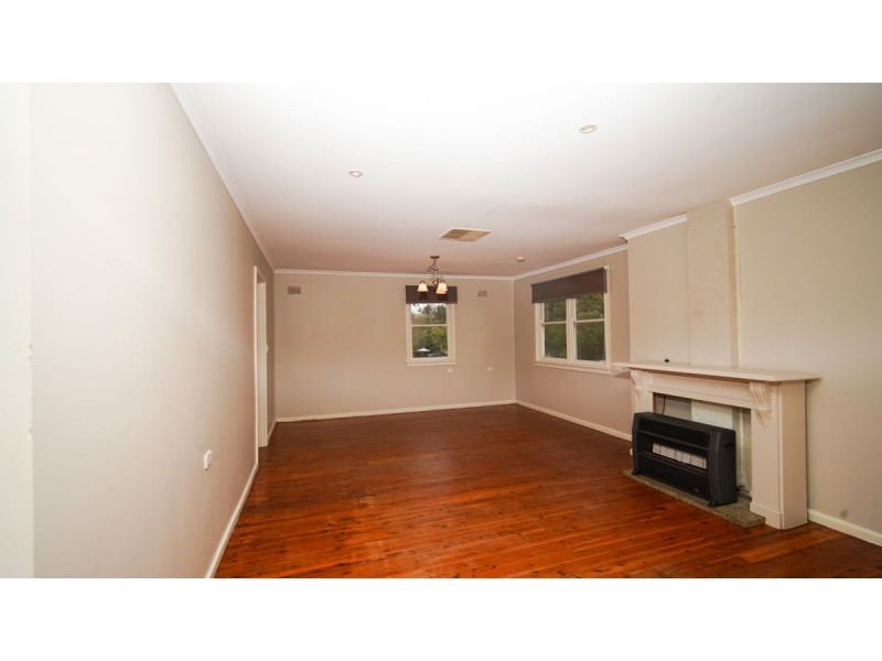 27 Gilmore Avenue, Mount Austin NSW 2650