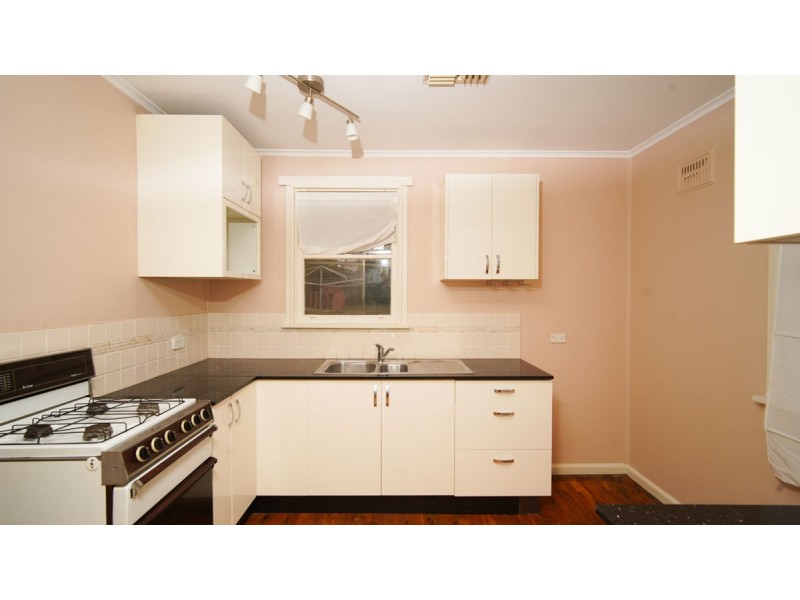 27 Gilmore Avenue, Mount Austin NSW 2650