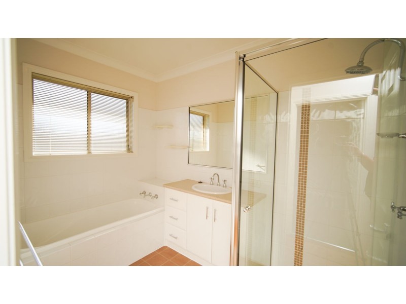 2/37 Lindsay Street, Turvey Park NSW 2650