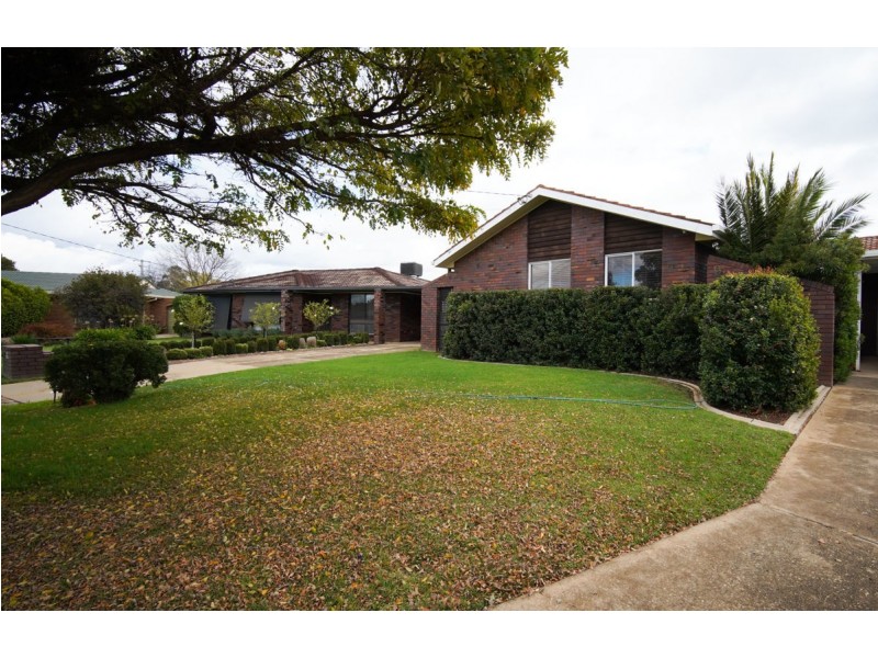 9 Giles Place, Lake Albert NSW 2650