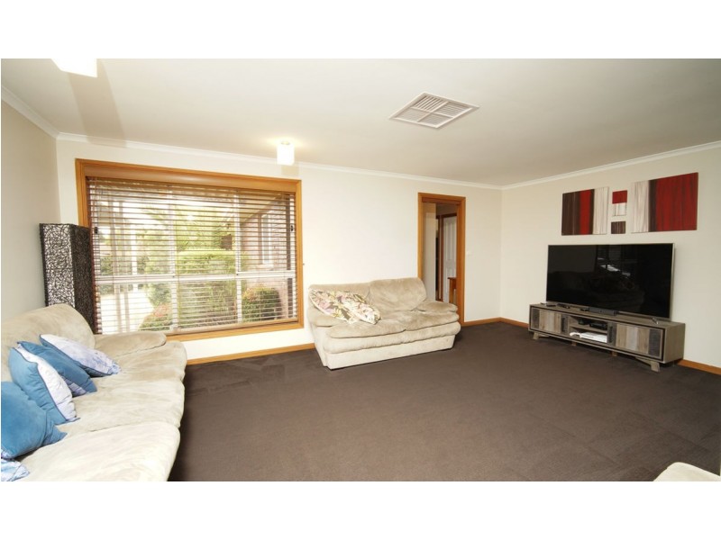 9 Giles Place, Lake Albert NSW 2650