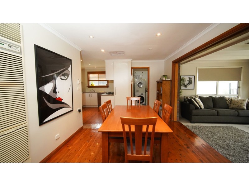 9 Giles Place, Lake Albert NSW 2650