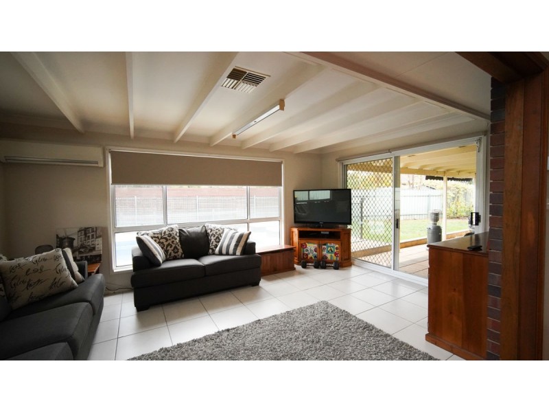 9 Giles Place, Lake Albert NSW 2650