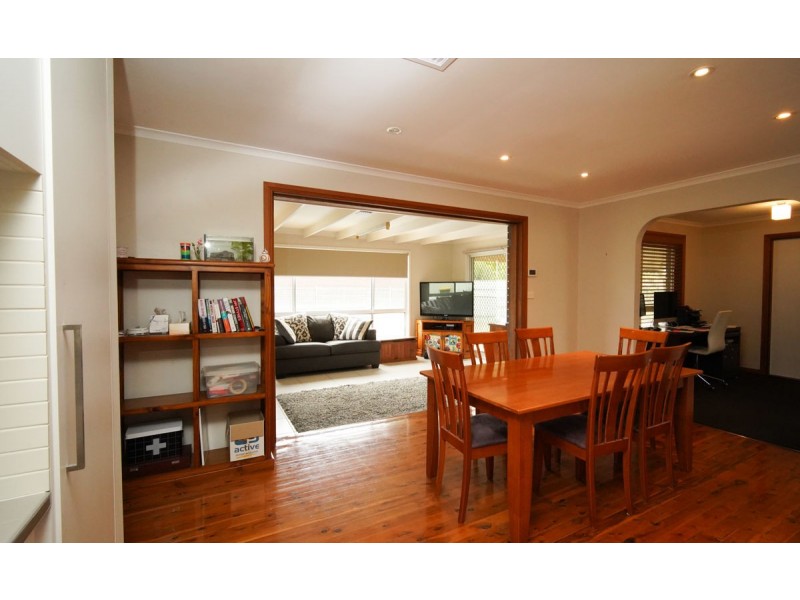 9 Giles Place, Lake Albert NSW 2650