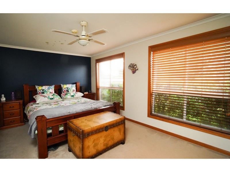 9 Giles Place, Lake Albert NSW 2650
