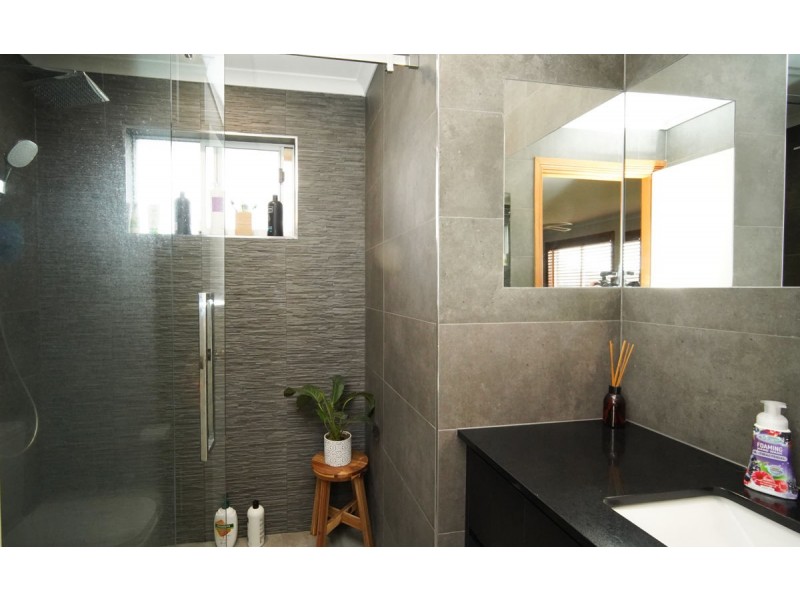 9 Giles Place, Lake Albert NSW 2650