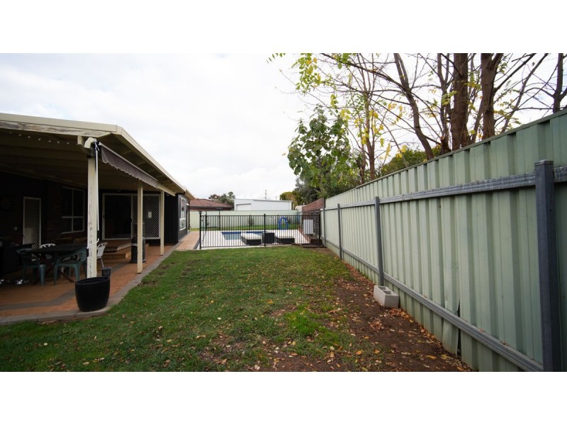 9 Giles Place, Lake Albert NSW 2650