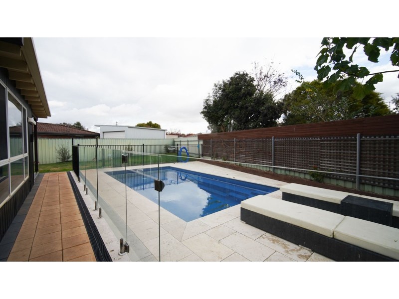 9 Giles Place, Lake Albert NSW 2650