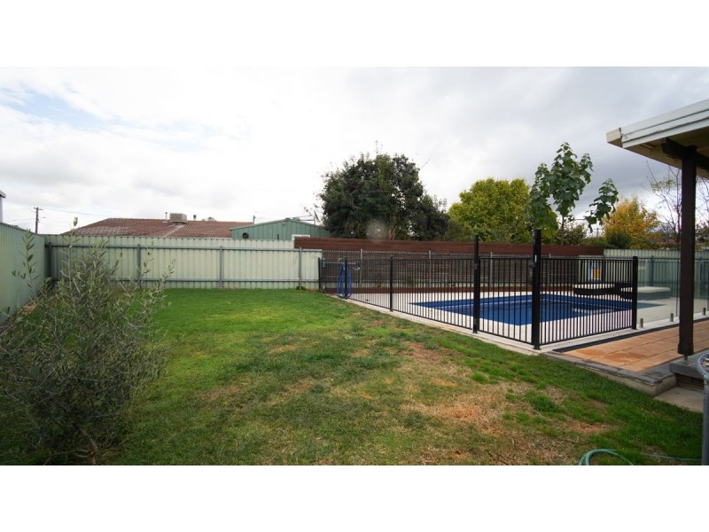 9 Giles Place, Lake Albert NSW 2650