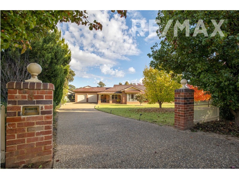 3 Lakehaven Drive, Lake Albert NSW 2650