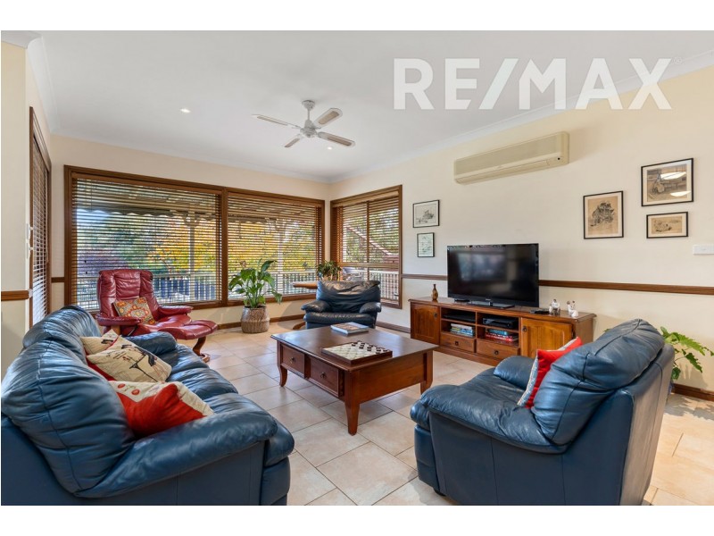 3 Lakehaven Drive, Lake Albert NSW 2650