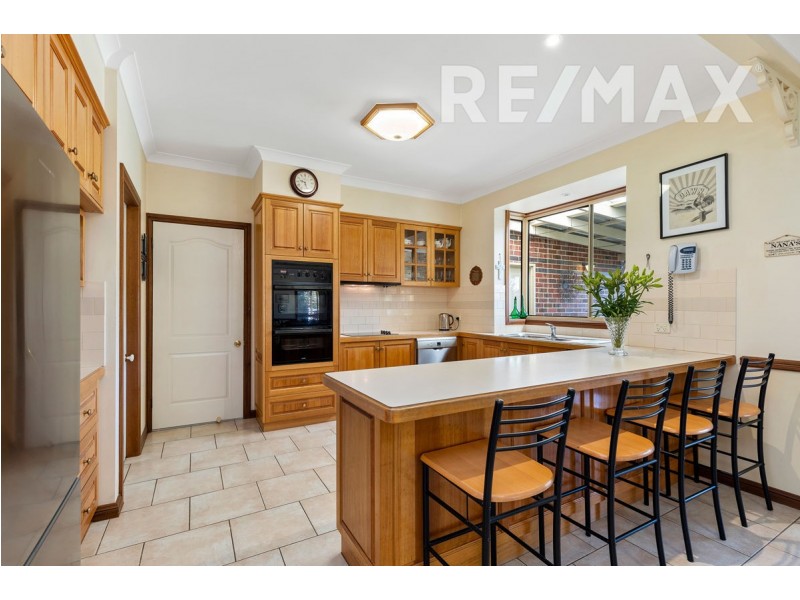 3 Lakehaven Drive, Lake Albert NSW 2650