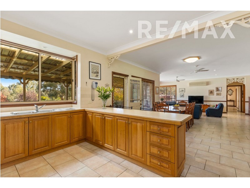3 Lakehaven Drive, Lake Albert NSW 2650
