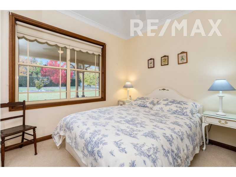 3 Lakehaven Drive, Lake Albert NSW 2650