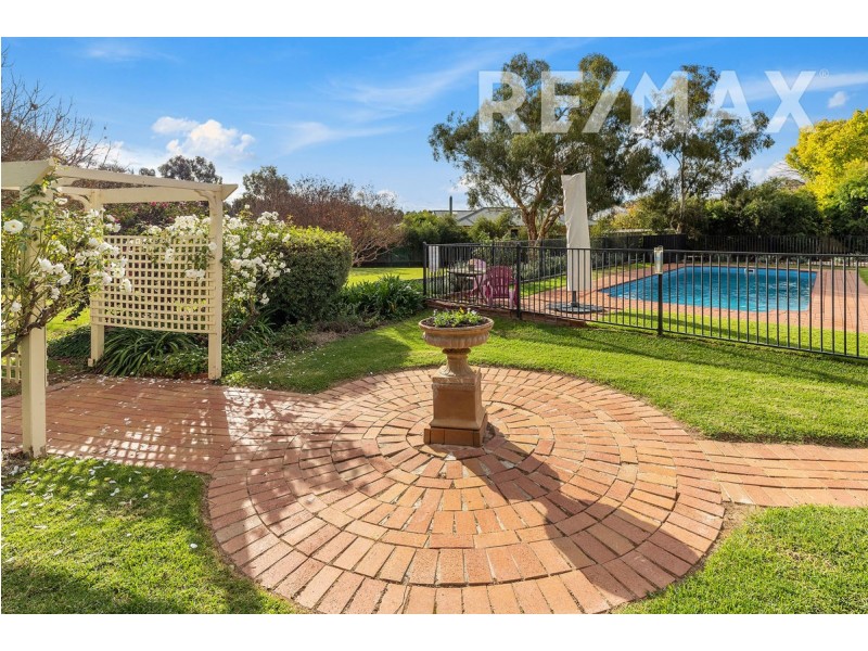 3 Lakehaven Drive, Lake Albert NSW 2650