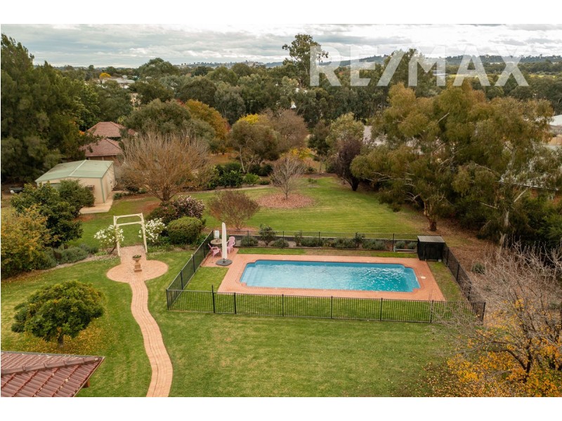 3 Lakehaven Drive, Lake Albert NSW 2650