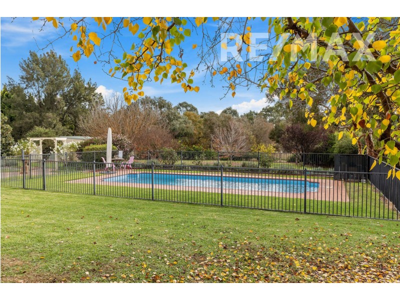 3 Lakehaven Drive, Lake Albert NSW 2650