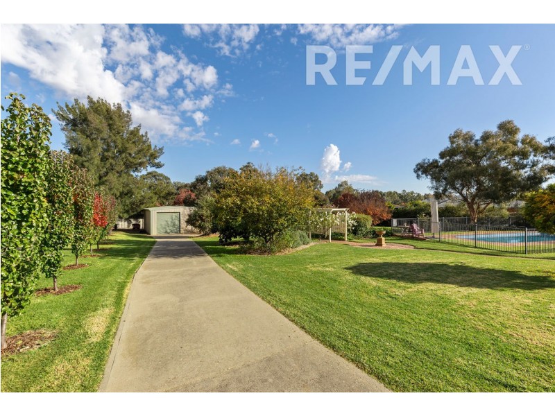 3 Lakehaven Drive, Lake Albert NSW 2650