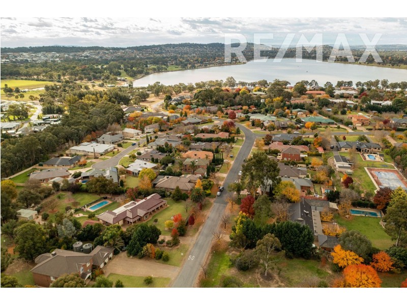 3 Lakehaven Drive, Lake Albert NSW 2650